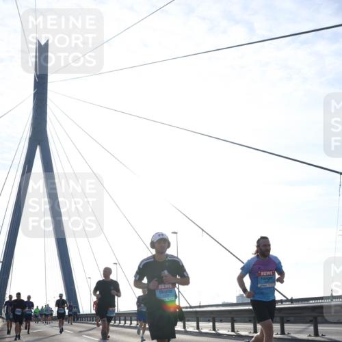 03.10.2026 - Köhlbrandbrückenlauf Tim E. http://msf.ph/oto/10611216 03.10.2026 09:26:40 Position 1  meine-sportfotos.de