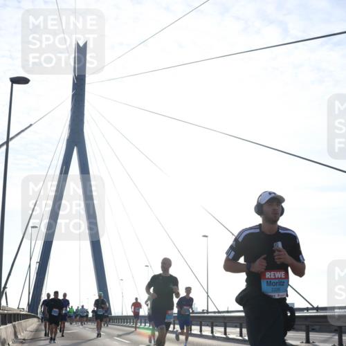 03.10.2026 - Köhlbrandbrückenlauf Tim E. http://msf.ph/oto/10611226 03.10.2026 09:26:40 Position 1 2226 meine-sportfotos.de
