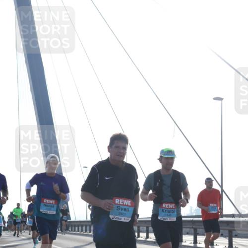03.10.2026 - Köhlbrandbrückenlauf Tim E. http://msf.ph/oto/10611263 03.10.2026 09:26:44 Position 1 2515, 2401, 1549 meine-sportfotos.de