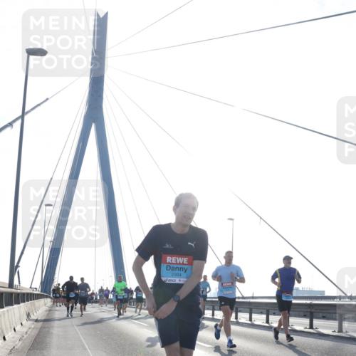 03.10.2026 - Köhlbrandbrückenlauf Tim E. http://msf.ph/oto/10611322 03.10.2026 09:26:49 Position 1 2384 meine-sportfotos.de