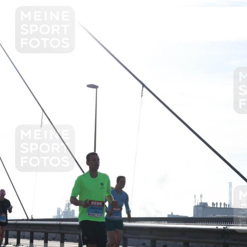 03.10.2026 - Köhlbrandbrückenlauf Tim E. http://msf.ph/oto/10611334 03.10.2026 09:26:51 Position 1 1039 meine-sportfotos.de