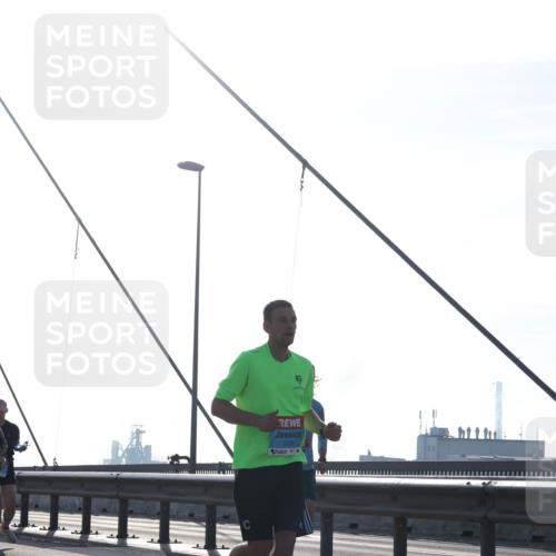 03.10.2026 - Köhlbrandbrückenlauf Tim E. http://msf.ph/oto/10611336 03.10.2026 09:26:51 Position 1 1039 meine-sportfotos.de