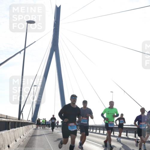 03.10.2026 - Köhlbrandbrückenlauf Tim E. http://msf.ph/oto/10611356 03.10.2026 09:26:54 Position 1  meine-sportfotos.de
