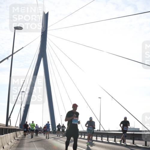 03.10.2026 - Köhlbrandbrückenlauf Tim E. http://msf.ph/oto/10611402 03.10.2026 09:26:58 Position 1  meine-sportfotos.de