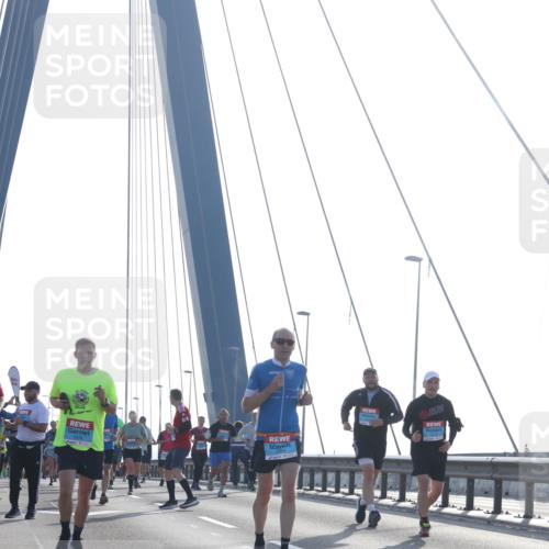 03.10.2026 - Köhlbrandbrückenlauf Tim E. http://msf.ph/oto/10611420 03.10.2026 09:27:00 Position 1 2025 meine-sportfotos.de