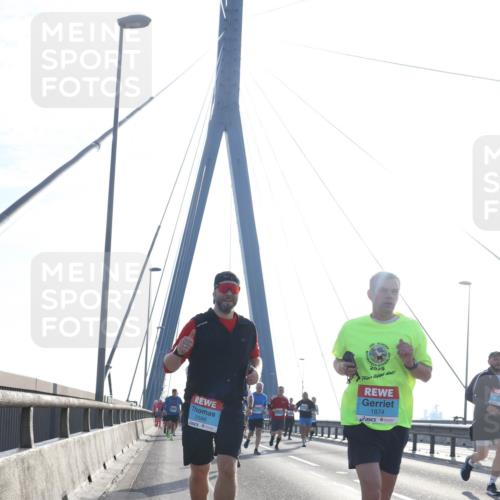 03.10.2026 - Köhlbrandbrückenlauf Tim E. http://msf.ph/oto/10611451 03.10.2026 09:27:04 Position 1 2588, 2025, 1874 meine-sportfotos.de
