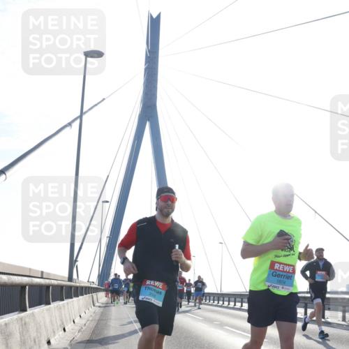 03.10.2026 - Köhlbrandbrückenlauf Tim E. http://msf.ph/oto/10611457 03.10.2026 09:27:04 Position 1 2588, 1874 meine-sportfotos.de