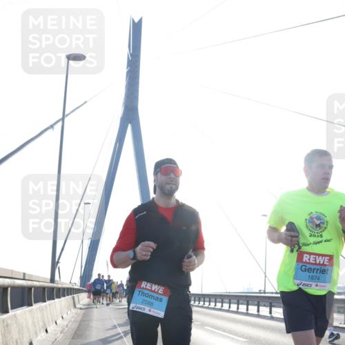 03.10.2026 - Köhlbrandbrückenlauf Tim E. http://msf.ph/oto/10611462 03.10.2026 09:27:04 Position 1 2588, 2025, 1874 meine-sportfotos.de