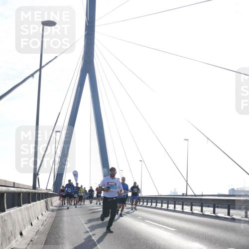 03.10.2026 - Köhlbrandbrückenlauf Tim E. http://msf.ph/oto/10611470 03.10.2026 09:27:05 Position 1  meine-sportfotos.de