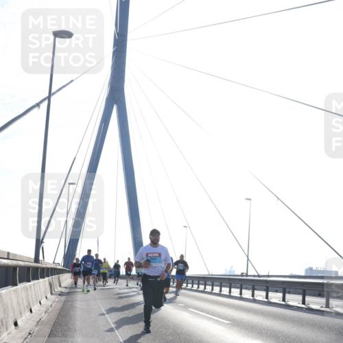 03.10.2026 - Köhlbrandbrückenlauf Tim E. http://msf.ph/oto/10611475 03.10.2026 09:27:05 Position 1  meine-sportfotos.de