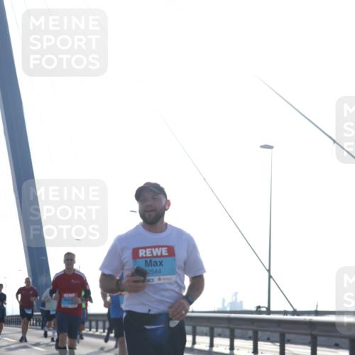 03.10.2026 - Köhlbrandbrückenlauf Tim E. http://msf.ph/oto/10611479 03.10.2026 09:27:06 Position 1 2544 meine-sportfotos.de