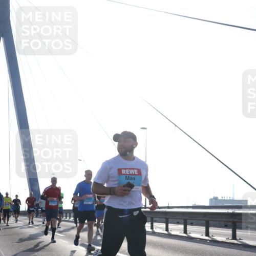 03.10.2026 - Köhlbrandbrückenlauf Tim E. http://msf.ph/oto/10611487 03.10.2026 09:27:07 Position 1  meine-sportfotos.de