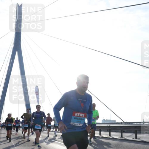 03.10.2026 - Köhlbrandbrückenlauf Tim E. http://msf.ph/oto/10611535 03.10.2026 09:27:10 Position 1 1019 meine-sportfotos.de