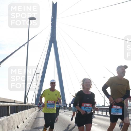 03.10.2026 - Köhlbrandbrückenlauf Tim E. http://msf.ph/oto/10611571 03.10.2026 09:27:13 Position 1 1808, 1591, 1590 meine-sportfotos.de