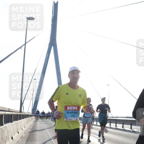 03.10.2026 - Köhlbrandbrückenlauf Tim E. http://msf.ph/oto/10611583 03.10.2026 09:27:14 Position 1 1808 meine-sportfotos.de
