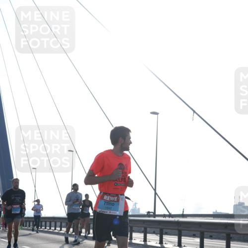 03.10.2026 - Köhlbrandbrückenlauf Tim E. http://msf.ph/oto/10611619 03.10.2026 09:27:17 Position 1 1842 meine-sportfotos.de