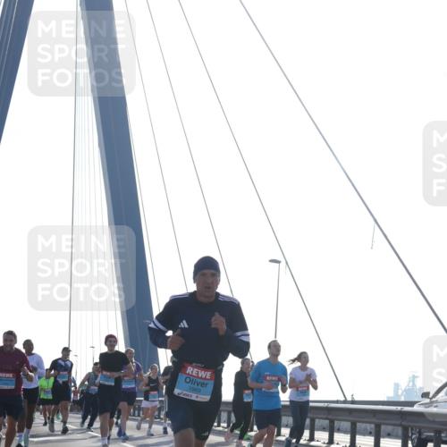 03.10.2026 - Köhlbrandbrückenlauf Tim E. http://msf.ph/oto/10611648 03.10.2026 09:27:20 Position 1 1969 meine-sportfotos.de
