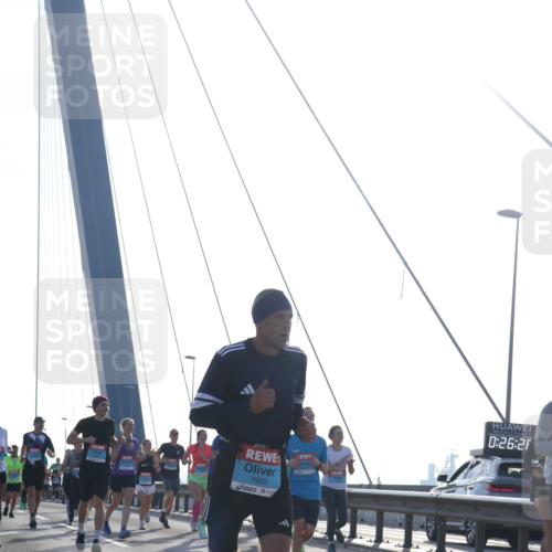 03.10.2026 - Köhlbrandbrückenlauf Tim E. http://msf.ph/oto/10611654 03.10.2026 09:27:20 Position 1 1969, 2, 0, 26, 2 meine-sportfotos.de