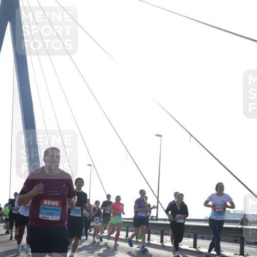 03.10.2026 - Köhlbrandbrückenlauf Tim E. http://msf.ph/oto/10611704 03.10.2026 09:27:24 Position 1 42, 195, 3004 meine-sportfotos.de