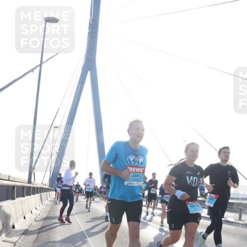 03.10.2026 - Köhlbrandbrückenlauf Tim E. http://msf.ph/oto/10611784 03.10.2026 09:27:31 Position 1 2284, 234 meine-sportfotos.de