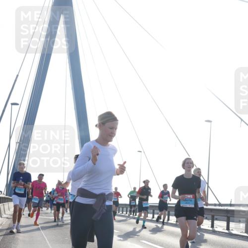 03.10.2026 - Köhlbrandbrückenlauf Tim E. http://msf.ph/oto/10611813 03.10.2026 09:27:33 Position 1  meine-sportfotos.de