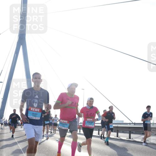 03.10.2026 - Köhlbrandbrückenlauf Tim E. http://msf.ph/oto/10611859 03.10.2026 09:27:36 Position 1 444, 3762, 2363 meine-sportfotos.de