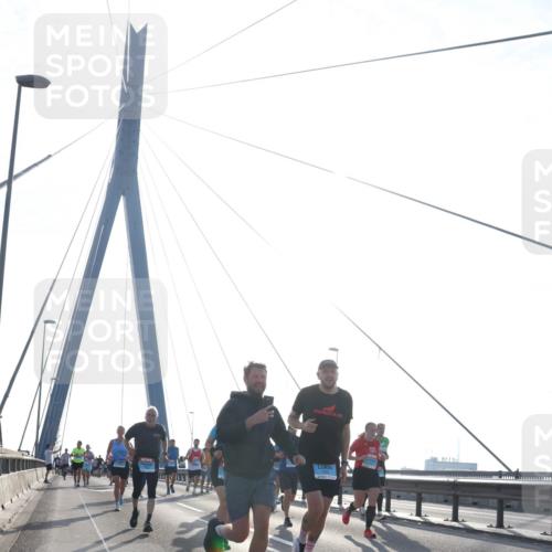 03.10.2026 - Köhlbrandbrückenlauf Tim E. http://msf.ph/oto/10611886 03.10.2026 09:27:38 Position 1  meine-sportfotos.de