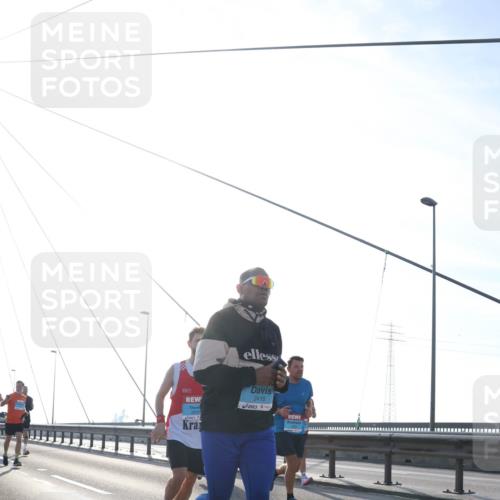 03.10.2026 - Köhlbrandbrückenlauf Tim E. http://msf.ph/oto/10611954 03.10.2026 09:27:44 Position 1 2416 meine-sportfotos.de