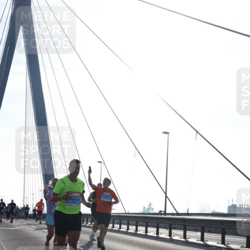 03.10.2026 - Köhlbrandbrückenlauf Tim E. http://msf.ph/oto/10611967 03.10.2026 09:27:45 Position 1 2703 meine-sportfotos.de
