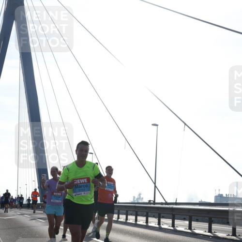 03.10.2026 - Köhlbrandbrückenlauf Tim E. http://msf.ph/oto/10611973 03.10.2026 09:27:46 Position 1 2703 meine-sportfotos.de