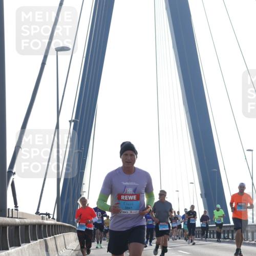 03.10.2026 - Köhlbrandbrückenlauf Tim E. http://msf.ph/oto/10612008 03.10.2026 09:27:50 Position 1 3841 meine-sportfotos.de