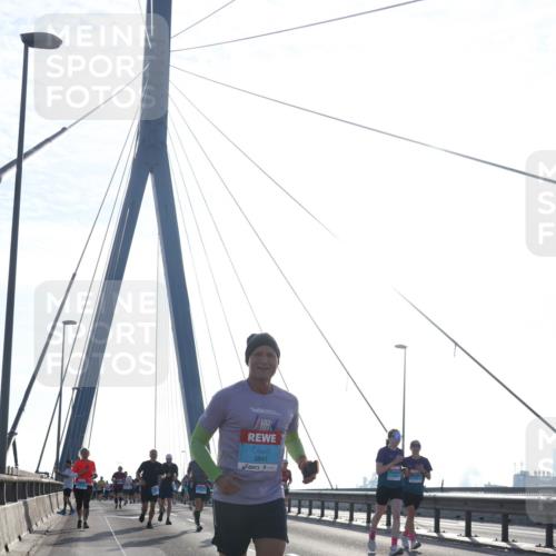 03.10.2026 - Köhlbrandbrückenlauf Tim E. http://msf.ph/oto/10612023 03.10.2026 09:27:51 Position 1 3841 meine-sportfotos.de