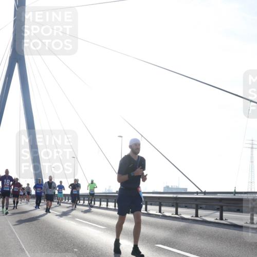 03.10.2026 - Köhlbrandbrückenlauf Tim E. http://msf.ph/oto/10612082 03.10.2026 09:27:57 Position 1 18 meine-sportfotos.de