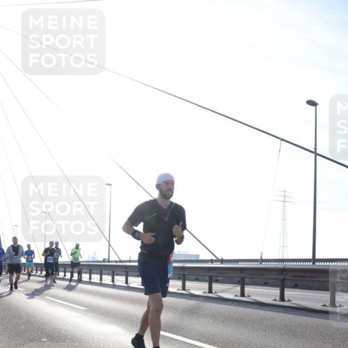 03.10.2026 - Köhlbrandbrückenlauf Tim E. http://msf.ph/oto/10612087 03.10.2026 09:27:58 Position 1  meine-sportfotos.de