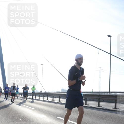 03.10.2026 - Köhlbrandbrückenlauf Tim E. http://msf.ph/oto/10612091 03.10.2026 09:27:58 Position 1  meine-sportfotos.de