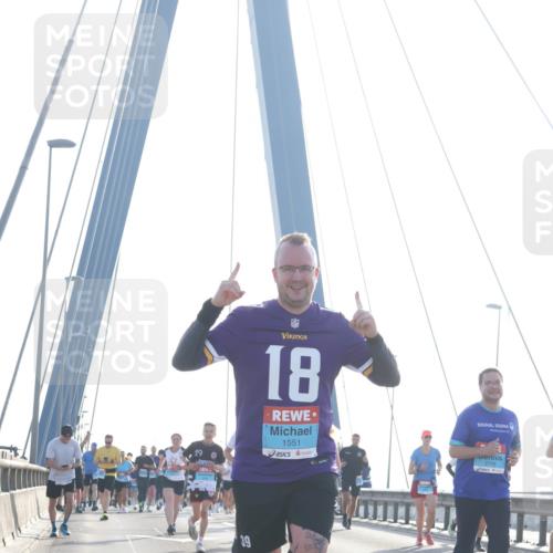 03.10.2026 - Köhlbrandbrückenlauf Tim E. http://msf.ph/oto/10612110 03.10.2026 09:28:00 Position 1 18, 1551, 2749 meine-sportfotos.de