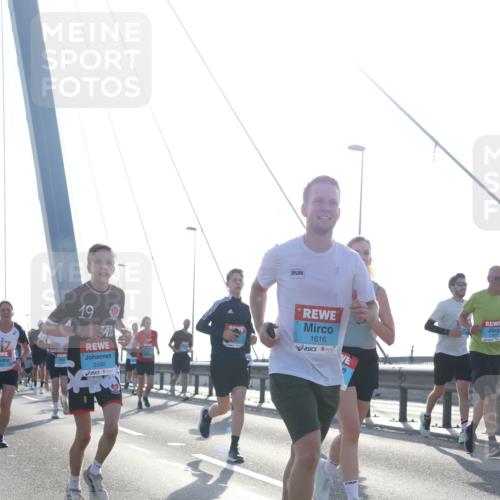 03.10.2026 - Köhlbrandbrückenlauf Tim E. http://msf.ph/oto/10612132 03.10.2026 09:28:05 Position 1 7, 19, 2580, 1616 meine-sportfotos.de