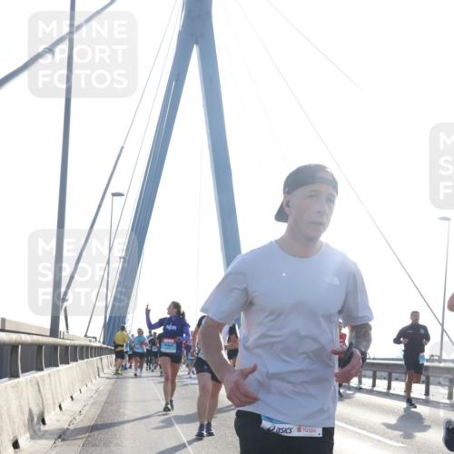 03.10.2026 - Köhlbrandbrückenlauf Tim E. http://msf.ph/oto/10612149 03.10.2026 09:28:06 Position 1  meine-sportfotos.de