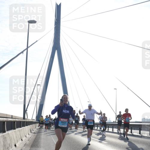 03.10.2026 - Köhlbrandbrückenlauf Tim E. http://msf.ph/oto/10612184 03.10.2026 09:28:09 Position 1 2021 meine-sportfotos.de