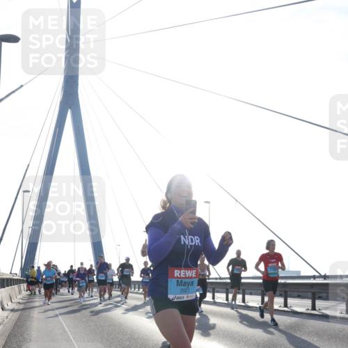 03.10.2026 - Köhlbrandbrückenlauf Tim E. http://msf.ph/oto/10612193 03.10.2026 09:28:09 Position 1 2021 meine-sportfotos.de
