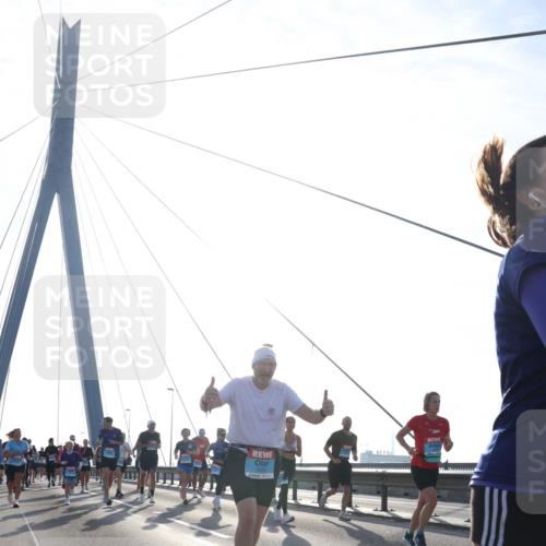 03.10.2026 - Köhlbrandbrückenlauf Tim E. http://msf.ph/oto/10612200 03.10.2026 09:28:10 Position 1  meine-sportfotos.de