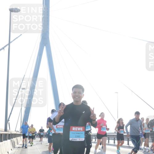 03.10.2026 - Köhlbrandbrückenlauf Tim E. http://msf.ph/oto/10612300 03.10.2026 09:28:18 Position 1 1303, 2392 meine-sportfotos.de