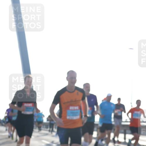 03.10.2026 - Köhlbrandbrückenlauf Tim E. http://msf.ph/oto/10612494 03.10.2026 09:28:32 Position 1  meine-sportfotos.de
