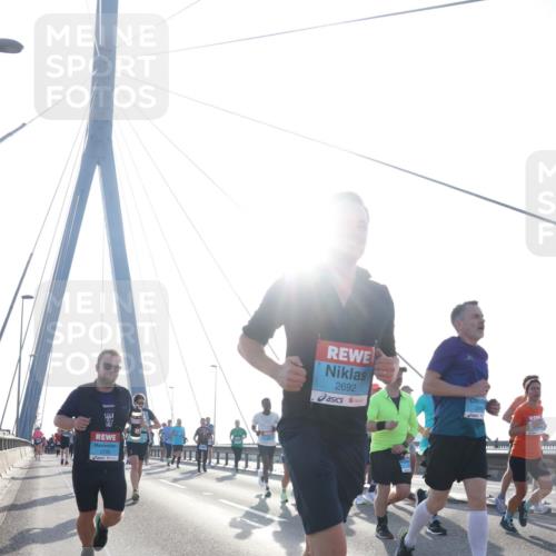 03.10.2026 - Köhlbrandbrückenlauf Tim E. http://msf.ph/oto/10612516 03.10.2026 09:28:34 Position 1 2692 meine-sportfotos.de