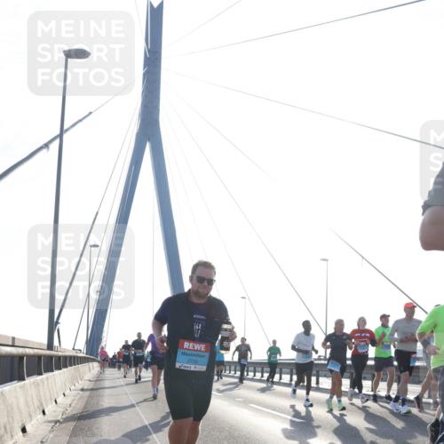 03.10.2026 - Köhlbrandbrückenlauf Tim E. http://msf.ph/oto/10612524 03.10.2026 09:28:35 Position 1 2735 meine-sportfotos.de