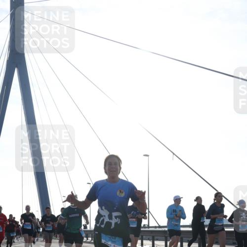 03.10.2026 - Köhlbrandbrückenlauf Tim E. http://msf.ph/oto/10612762 03.10.2026 09:28:57 Position 1 2525 meine-sportfotos.de