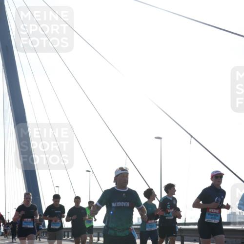 03.10.2026 - Köhlbrandbrückenlauf Tim E. http://msf.ph/oto/10612776 03.10.2026 09:28:58 Position 1  meine-sportfotos.de