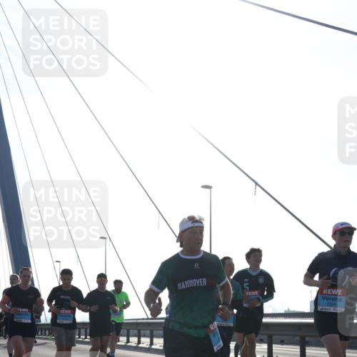 03.10.2026 - Köhlbrandbrückenlauf Tim E. http://msf.ph/oto/10612782 03.10.2026 09:28:59 Position 1 2534 meine-sportfotos.de