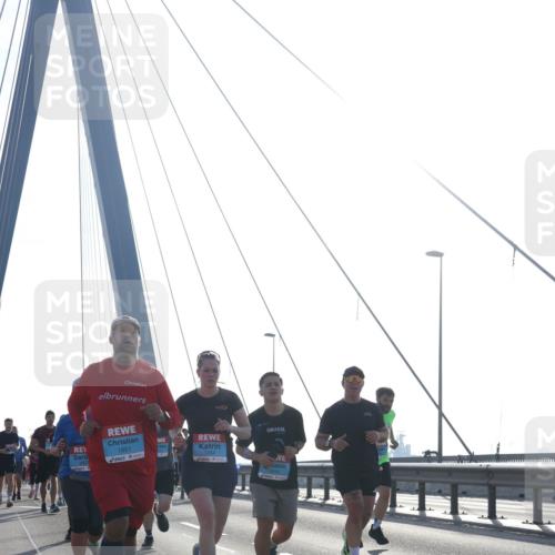 03.10.2026 - Köhlbrandbrückenlauf Tim E. http://msf.ph/oto/10612790 03.10.2026 09:29:00 Position 1 1851, 1419 meine-sportfotos.de