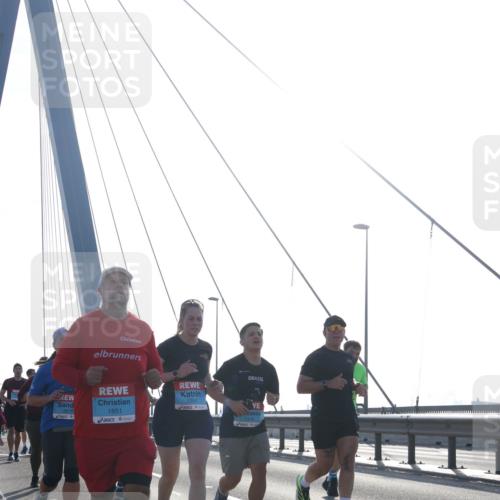 03.10.2026 - Köhlbrandbrückenlauf Tim E. http://msf.ph/oto/10612796 03.10.2026 09:29:00 Position 1 1254, 2578, 1851, 1419 meine-sportfotos.de
